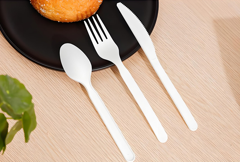 plastikowe łyżki